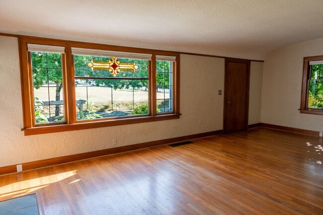 Building Photo - 4Bd/2Ba Seattle House
