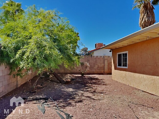 Building Photo - 320 Palo Verde Dr