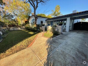 Building Photo - Spacious Three Bedroom Hollywood Golden Er...