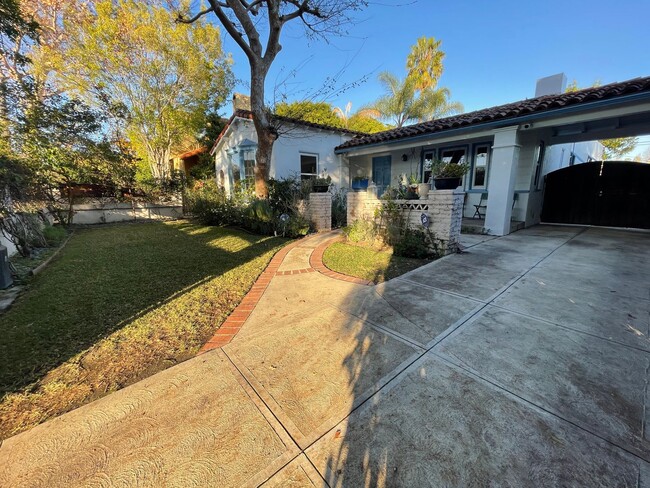 Building Photo - Spacious Three Bedroom Hollywood Golden Er...