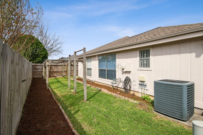 Building Photo - 13411 Creek Springs Dr