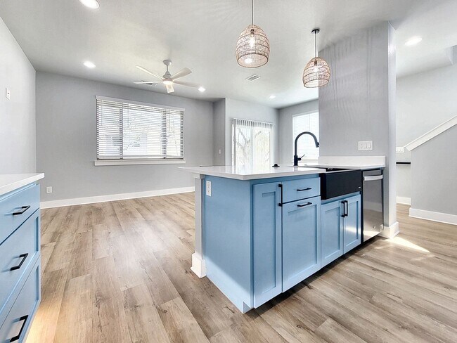 Building Photo - Sophisticated 3/BR 2.5/BS Home in Point Ve...