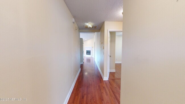 Building Photo - 11201 Wandering Oaks Dr