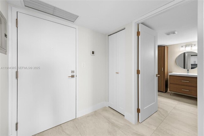 Building Photo - 2555 Collins Ave