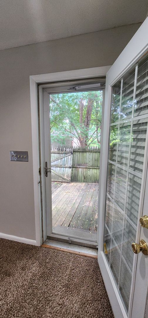 Building Photo - Check This One OUT!! To View is to Rent! 3 Bedroom, 1 Bath. Hardwood Floors, Tile and Newer Carpe...