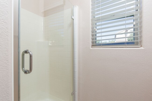 Building Photo - HUGE 5 BEDROOM, 3 BATH 2 STORY HOME IN GATED COMMUNITY NEAR SOUTHERN HIGHLANDS
