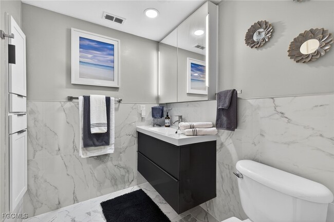 Building Photo - 2001 Tarpon Bay Dr N