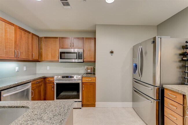 Building Photo - 411 W 7th St