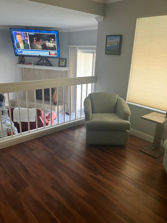 Building Photo - 1800 Club House Dr