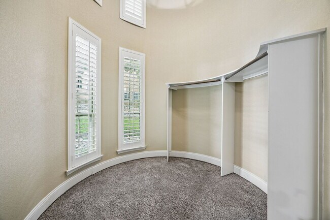 Building Photo - 2101 Miracle Point Dr