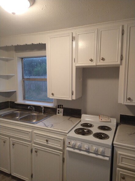 Building Photo - 502 E Lott Ave