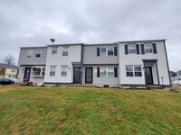Building Photo - Renovated Townhome Near Sawmill
