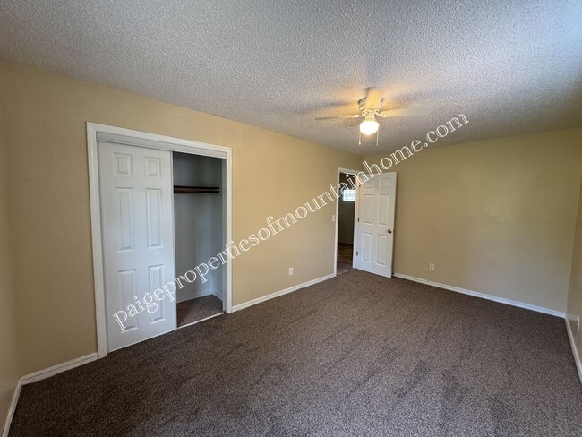Building Photo - 3 bedroom, 1 bath Home