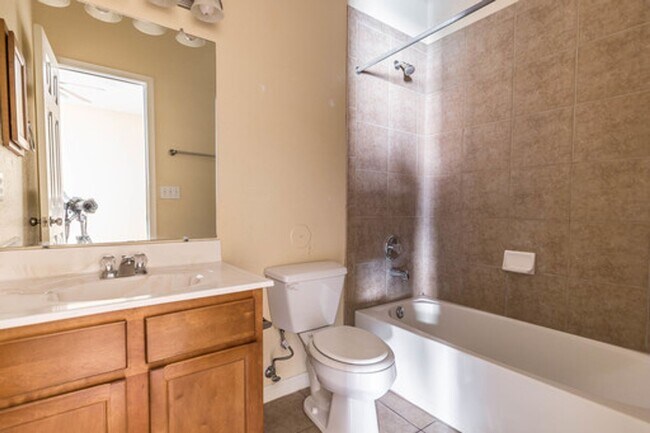 Building Photo - Spacious 3 bedroom, 2.5 Bath Condo in East El Paso!!