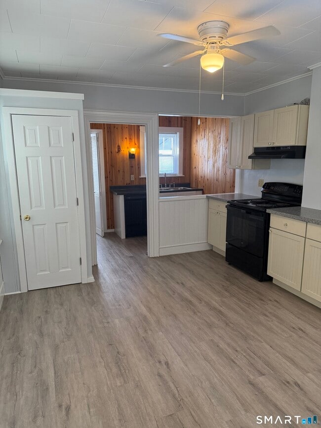 Building Photo - 85 Maple St