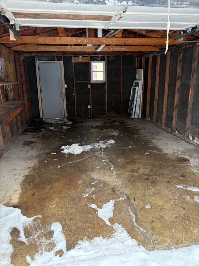 Building Photo - Charming 2-Bedroom, 1.5-Bath with Garage & Fenced Yard