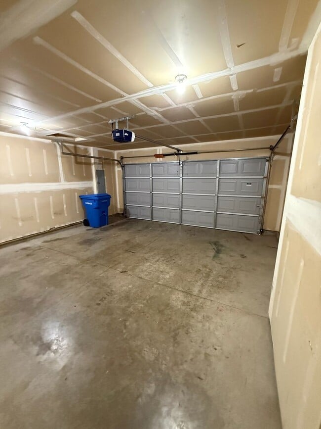 Building Photo - Newly Remodeled 3-Bed, 2.5-Bath Duplex for Rent in Longview