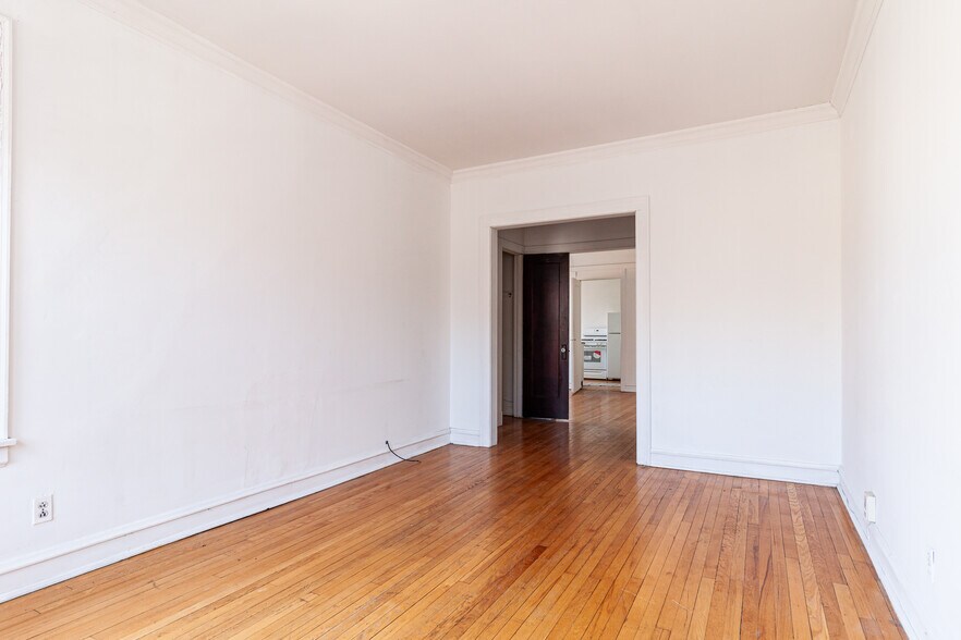 Building Photo - 5023 N Winchester Ave