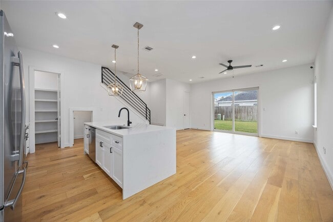 Building Photo - 2215 Mansfield St