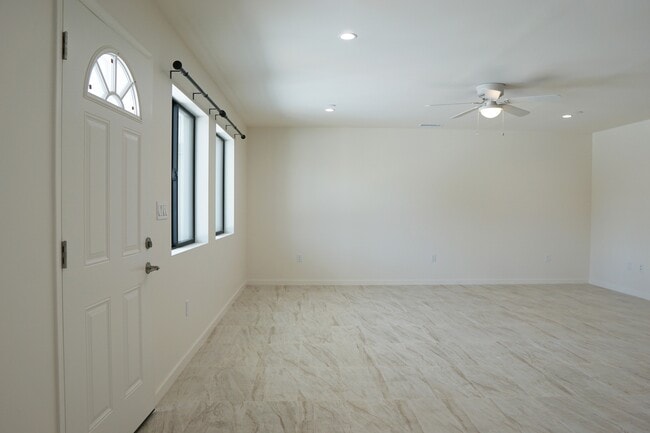 Building Photo - 517 S Mountain View Dr