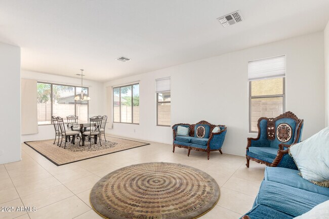 Building Photo - 252 W Blue Lagoon Dr