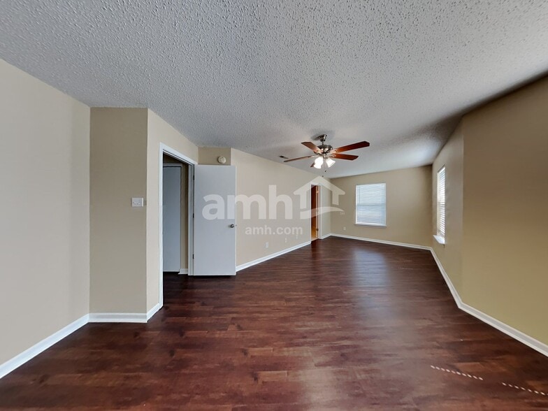 Building Photo - 2185 Shadowbrook Dr