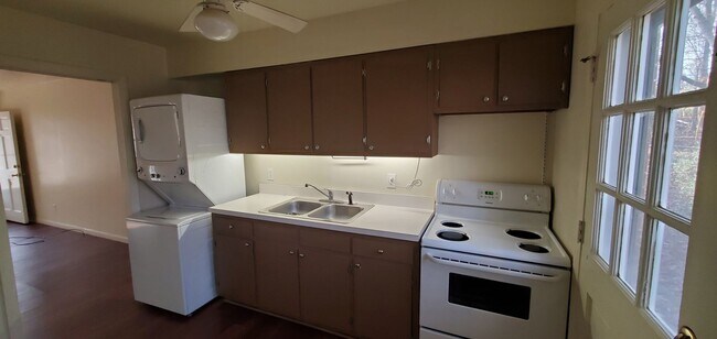 Building Photo - 319 Elm St