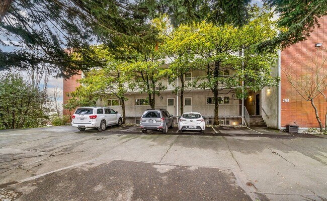 Building Photo - 1 Bedroom 1 Bathroom Eastlake Condo W/ Stunning Views