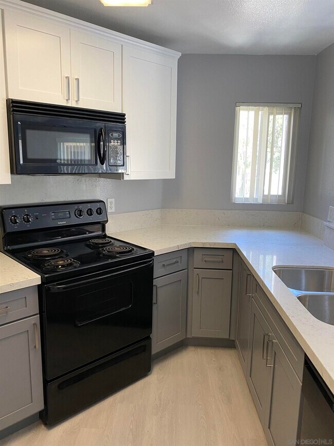 Building Photo - 7565 Charmant Dr