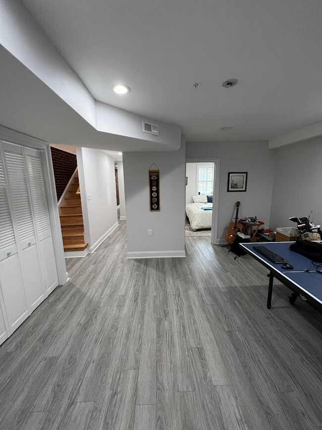 Building Photo - Newly Renovated Split Level Row Home in Tr...