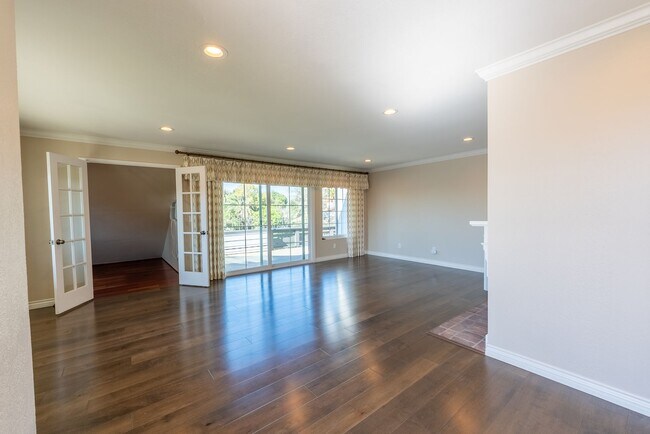 Building Photo - 2 Bedroom & 2 Bathroom