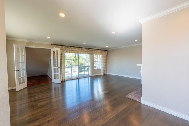 Building Photo - 3 Bedroom & 2 Bathroom