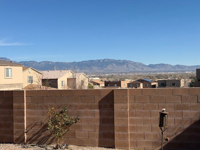 Building Photo - 3-Bedroom House!