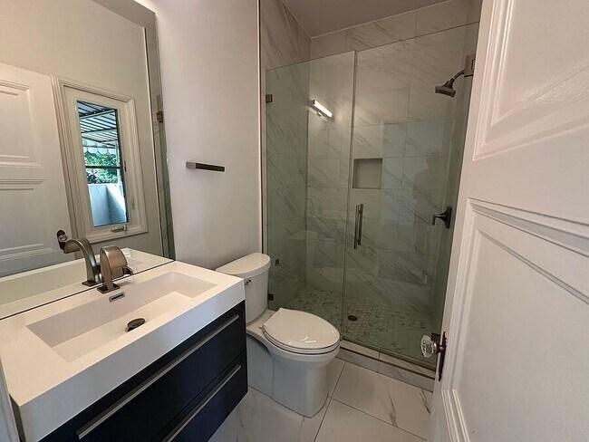 Building Photo - 1407 Laurel Ave