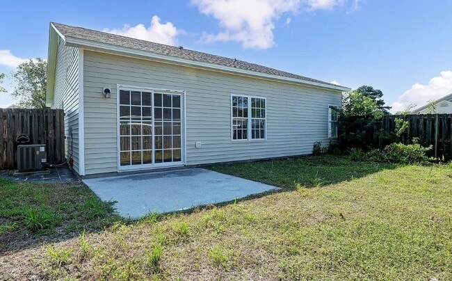 Building Photo - Renovated home for rent with close proximity to transportation, shopping and restaurants.