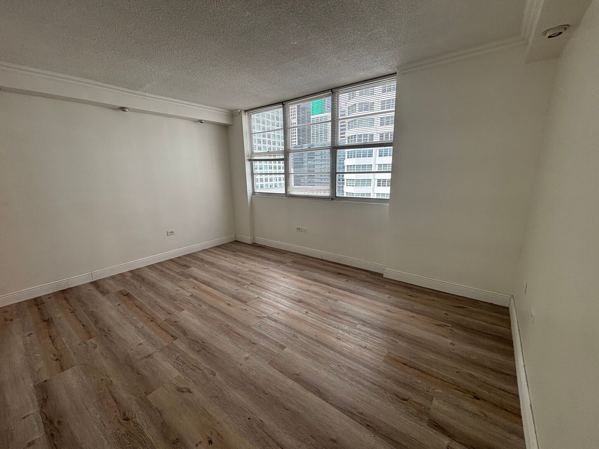 Building Photo - 999 Brickell Bay Dr