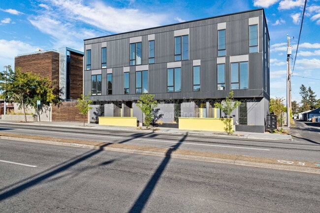 Building Photo - 1860 N Hamilton St