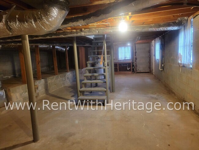 Building Photo - GRAMPA'S BUNGELOW - AWESOME BRICK RANCH WITH FULL UNFINISHED BASEMENT / GREAT LOCATION