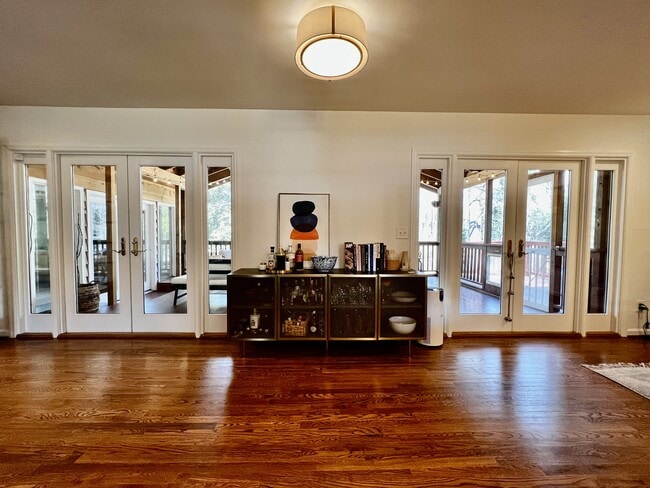 Building Photo - 2228 Meadowvale Dr NE
