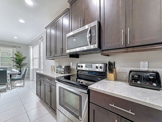 Building Photo - 8 Bedrooms 7 baths on a resort community