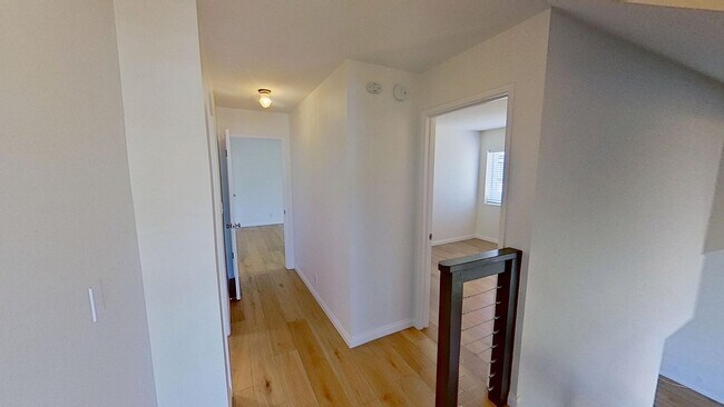 Building Photo - Spacious 3 bed / 3 bath in the More Mesa area