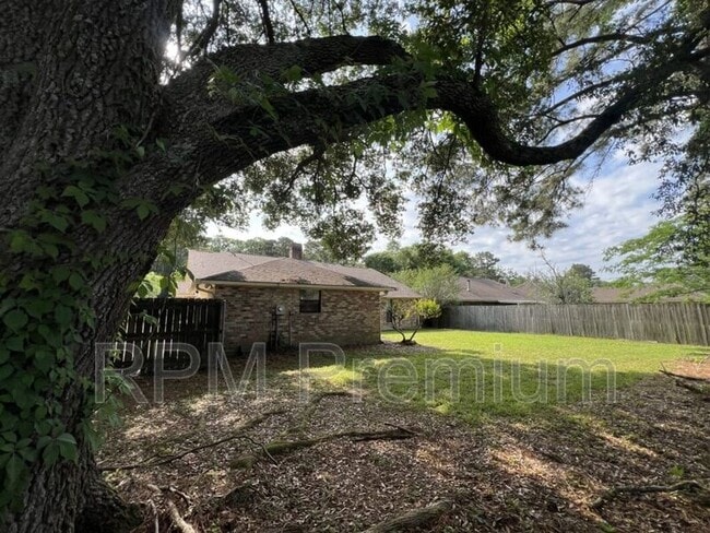 Building Photo - 13936 Cayuga Dr