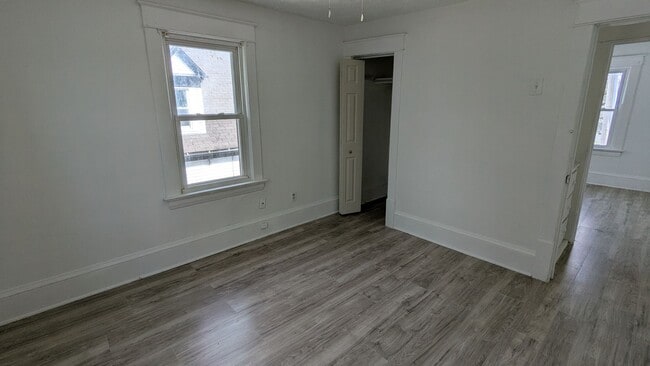 Building Photo - Discover this well-maintained 3-bedroom, 1-bath home in Akron