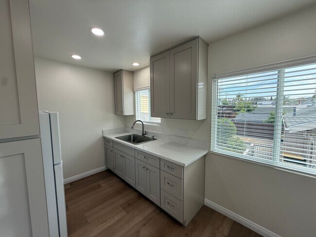 Building Photo - 1072 Lincoln Ave