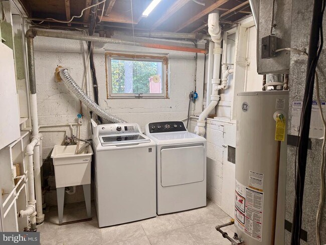 Building Photo - 7562 Kingman Dr