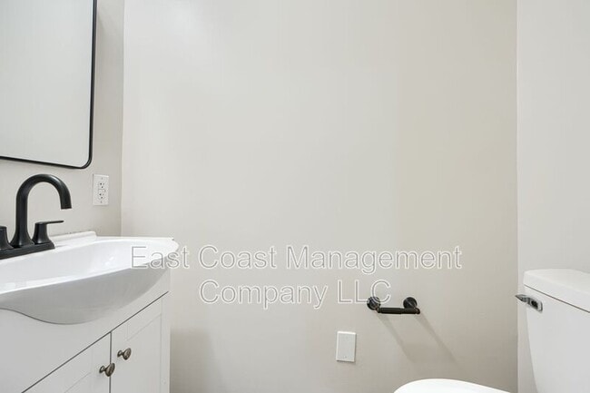 Building Photo - 2116 E Hoffman St