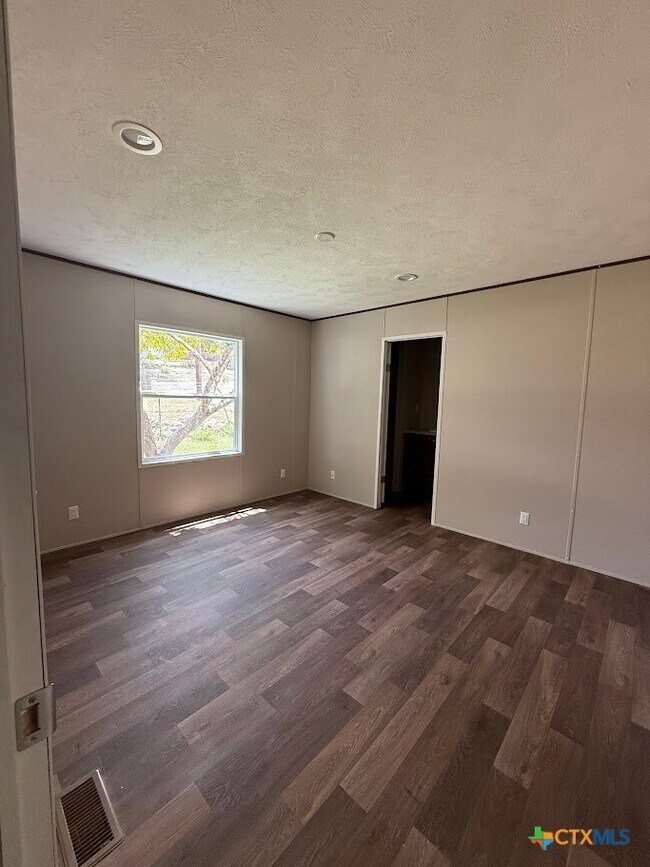 Building Photo - 307 Quail Run St