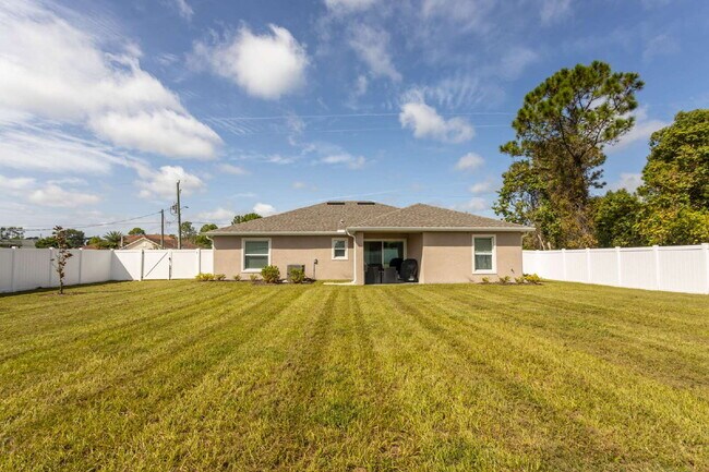 Building Photo - 43 Freeland Ln