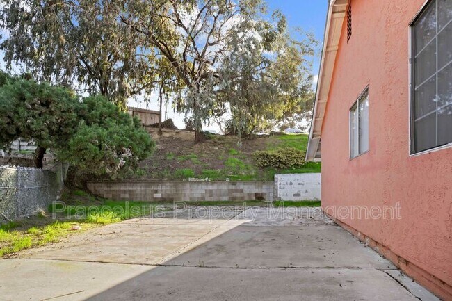 Building Photo - 1696 Shooting Star Ct