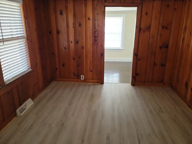 Building Photo - Charming 3-Bedroom, 1 Bathroom Ranch ***$2...